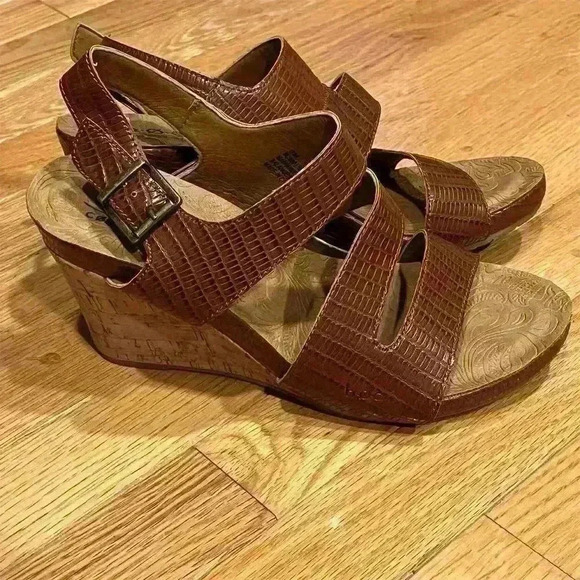 b.ø.c. Women's Brown Cork Wedge Sandals Size 9 M Floral Buckle - Picture 2 of 8